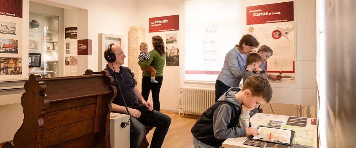 Besucher und Kinder im Raum Ritter Karras und die Alte Kirche