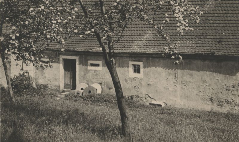 „Junger Frühling im alten Mühlengarten“, Bauernhaus in Constappel, Detail der Hausfassade