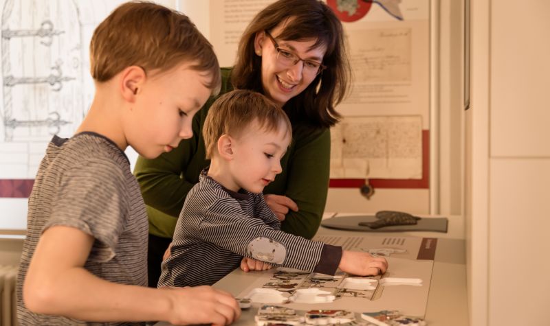 Mutter und zwei Söhne an Spielstation