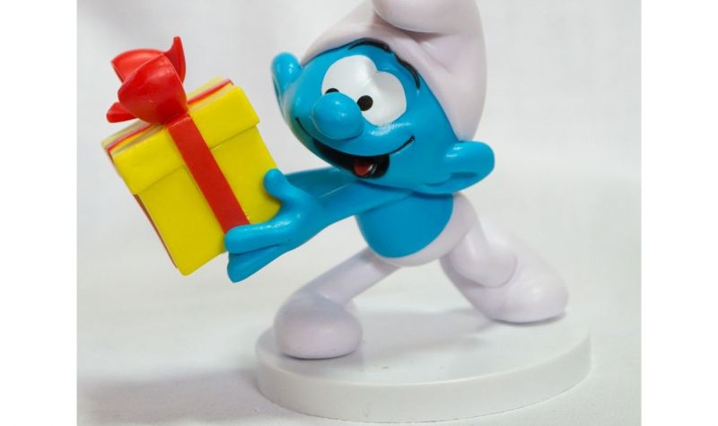 Schlumpf Jokey mit Geschenk