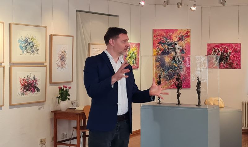 der Künstler Spandlitz beim Gespräch im Ausstellungsraum