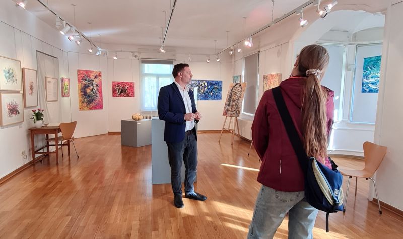 der Künstler Spandlitz beim Gespräch im Ausstellungsraum
