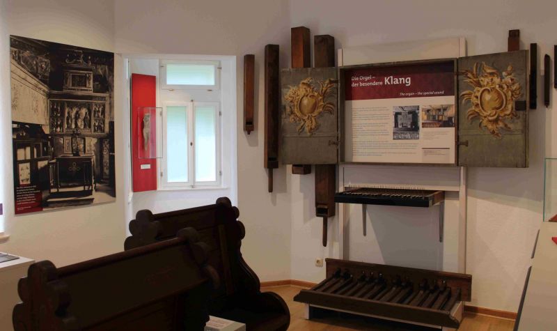 Blick in Ausstellungsraum Karras und Kirche