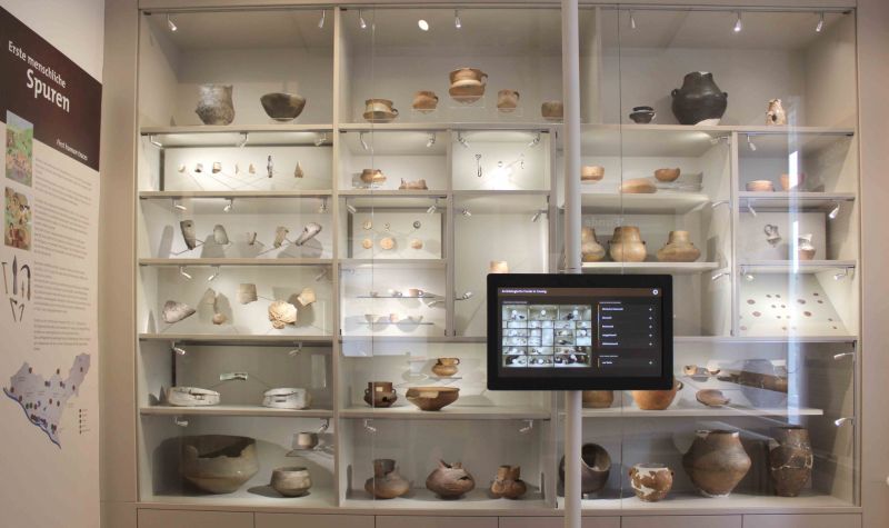 Ausstellungsraum Archäologie: Schauwand mit einigen Objekten der Stein- bis Bronzezeit
