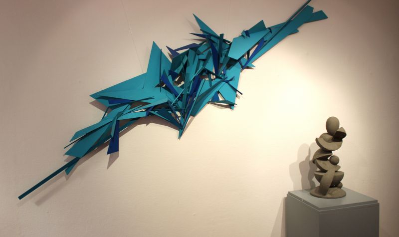 Ausstellungsansicht mit den Werken "Blaues Wunder" und "Kubisches Konstrukt"