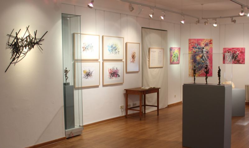 Ausstellungsansicht mit Gemälden, Zeichnungen und plastischen Arbeiten