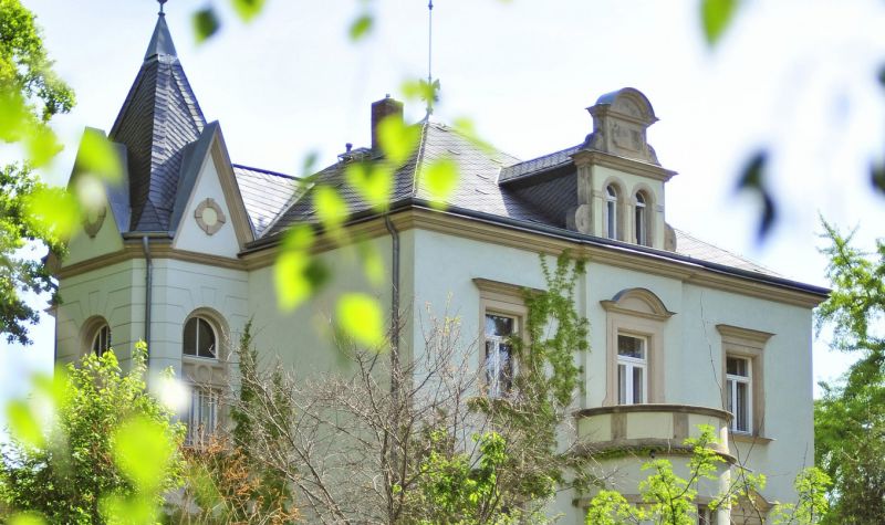 Karrasburg von Außen durch Blätter hindurch fotografiert