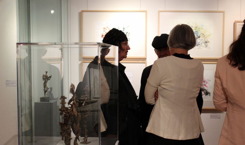 Ausstellungseröffnung mit Bronzefiguren im Vordergrund