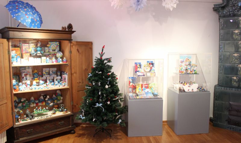 Ansicht Ausstellung mit Bauernschrank und Vitrinen und Weihnachtsbaum