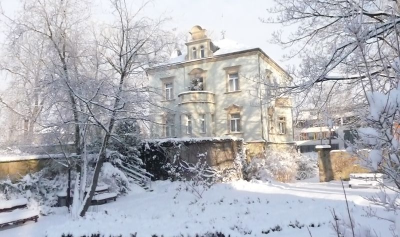 Karrasburg im Winter, Ansicht von Süden auf Runderker und verschneiten Park