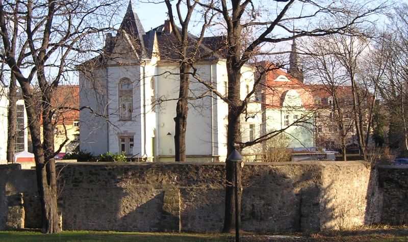 Karrasburg von Außen, Frühjahransicht von Bürgerpark auf Mauer und blätterlose Bäume