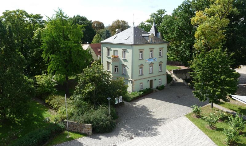 Karrasburg von oben mit Blick auf Platz und Bäume