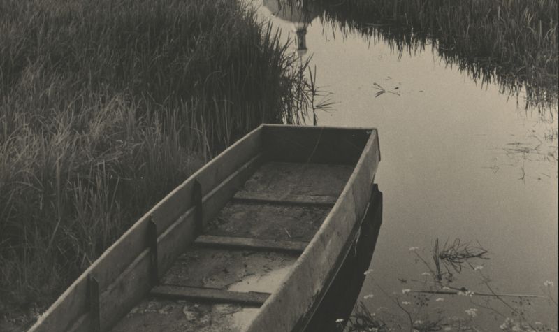Stille Wasser, Träumerei - Fotografie von Otto Ehrhardt mit Moritzburger Teich mit Kahn und Spiegelung des Schlosses