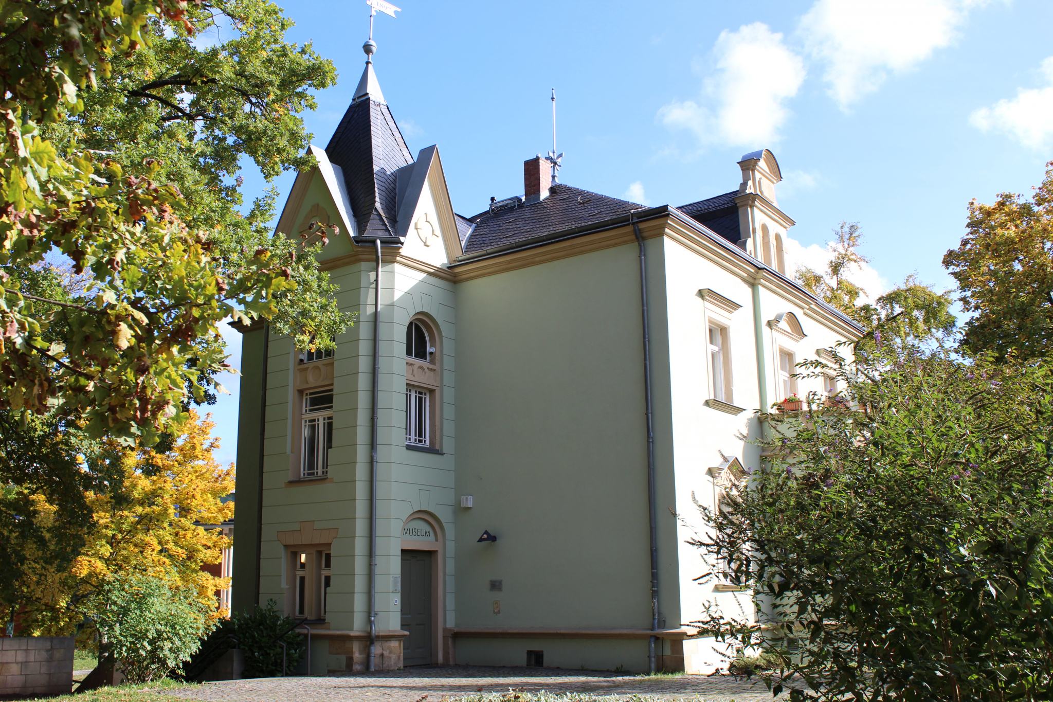 Karrasburg von außen im Herbst