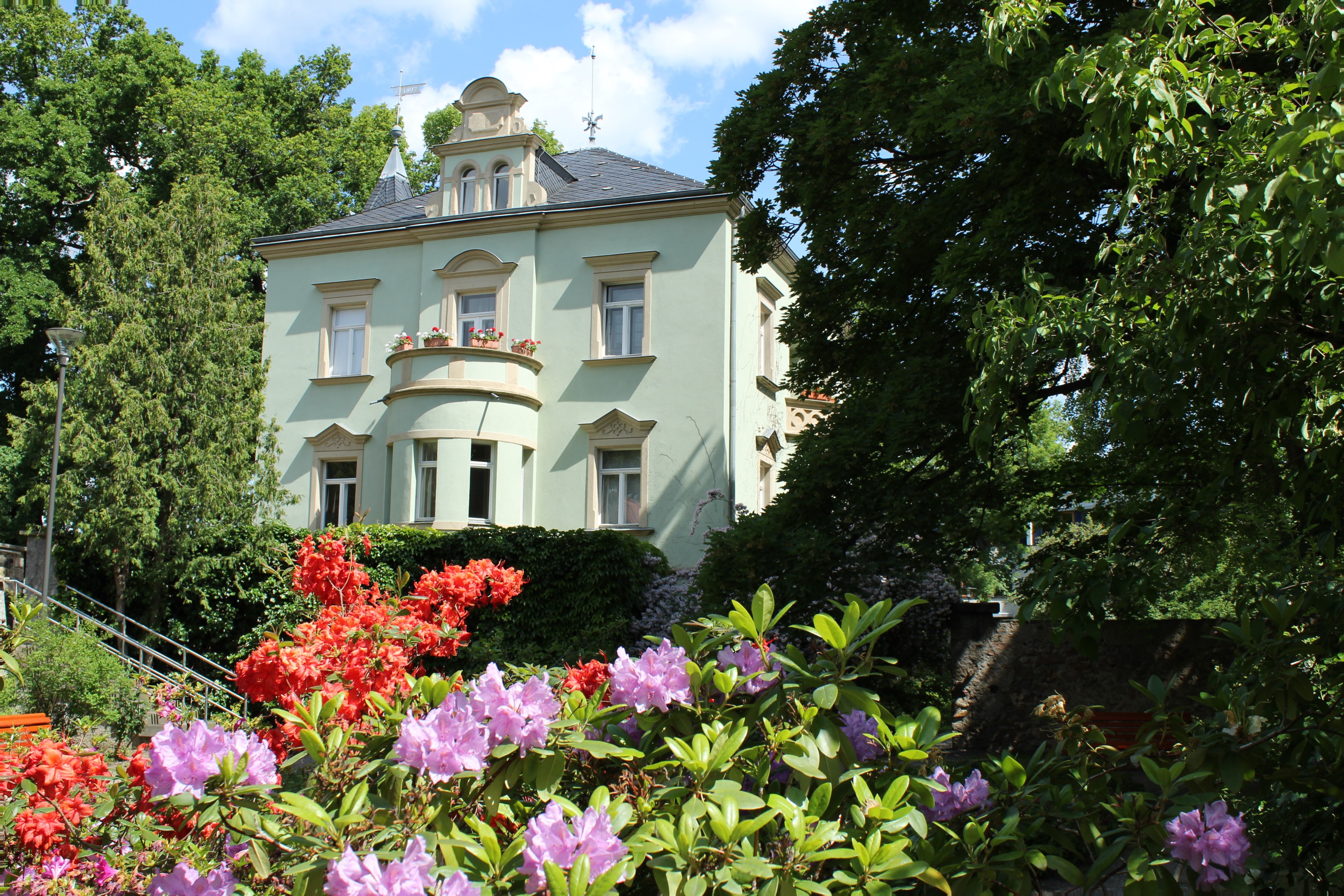 Karrasburg Außenansicht mit blühenden Rhododendren