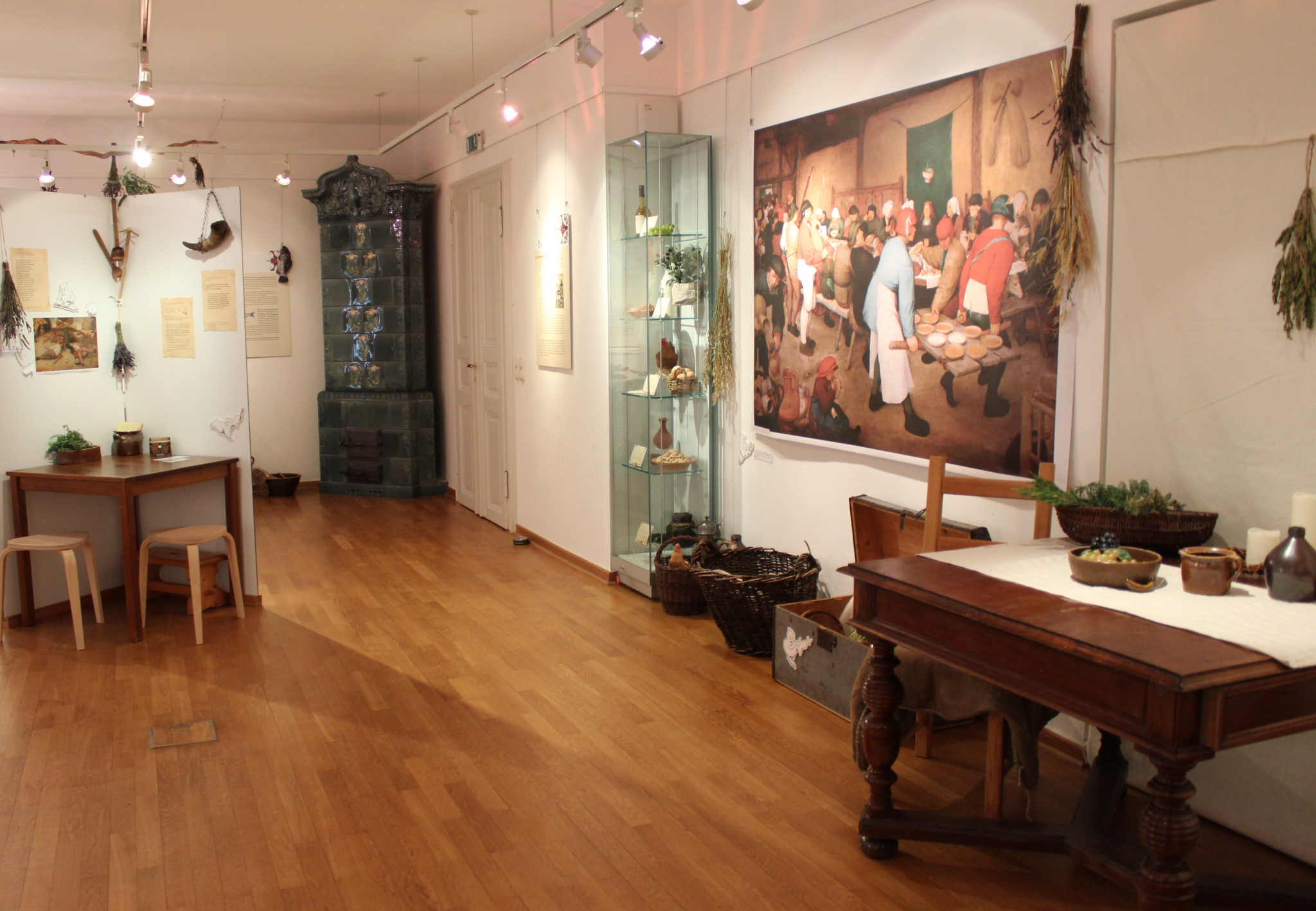 Einblick in Ausstellungsraum Esskultur im Mittelalter
