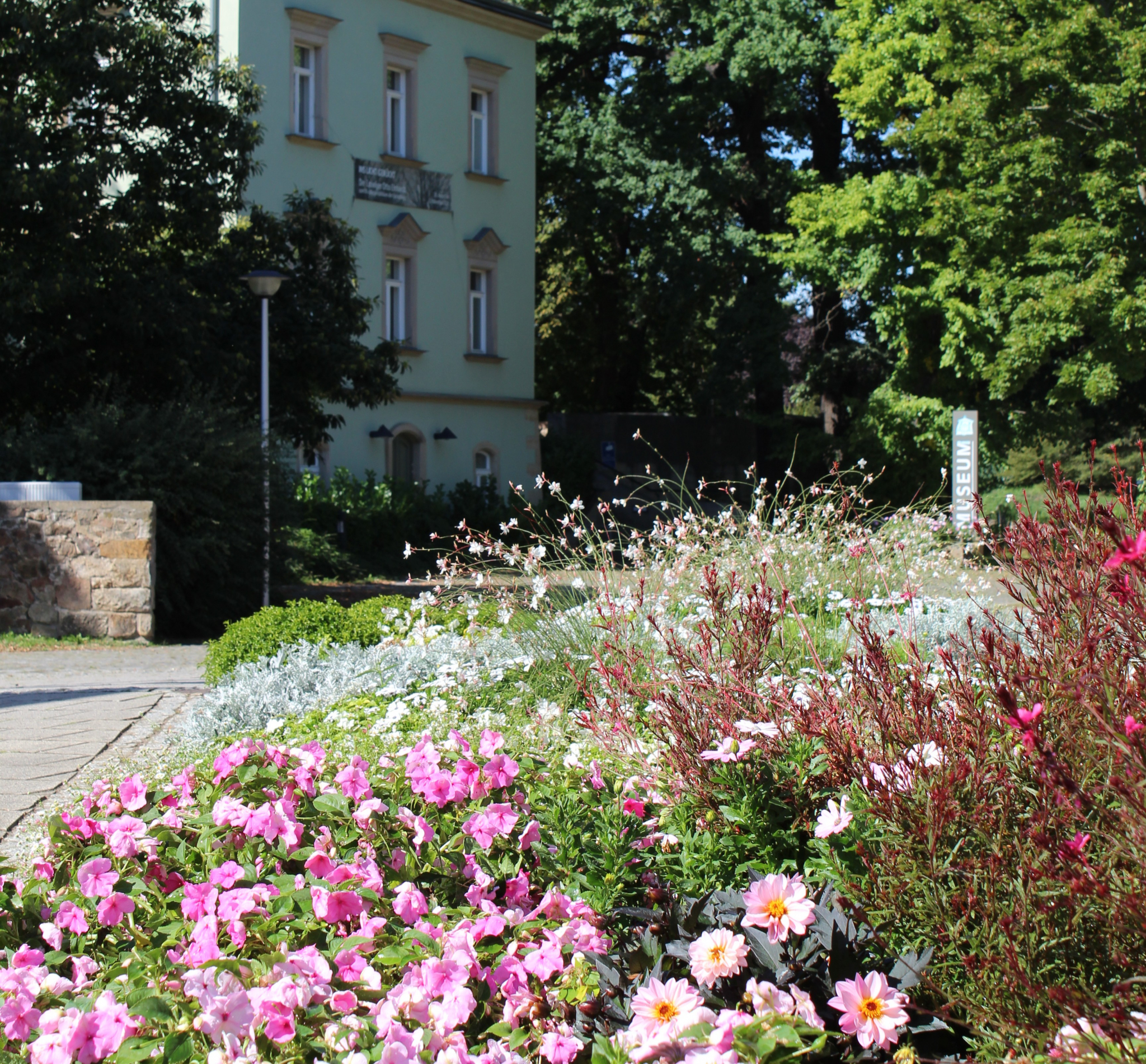 Außenansicht Karrasburg im Spätsommer mit Blumen im Vordergrund