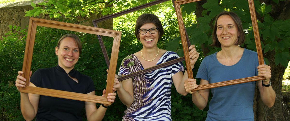 Gruppenbild vor Bäumen mit Rahmen von links: Katrin Kynast, Evelies Baumann, Anne Zabel